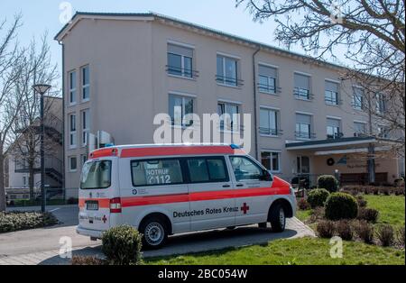 Giengen an Der Brenz, Germania. 02nd Apr, 2020. Un’ambulanza è parcheggiata fuori casa. In questa casa di cura, molti residenti hanno contratto Covid-19. Credito: Stefan Puchner/dpa/Alamy Live News Foto Stock