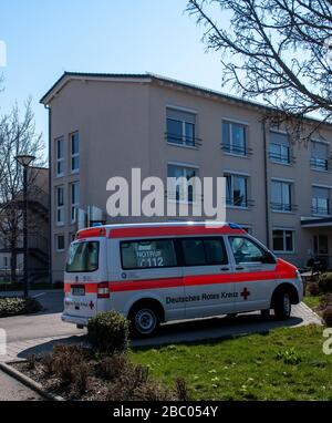 Giengen an Der Brenz, Germania. 02nd Apr, 2020. Un’ambulanza è parcheggiata fuori casa. In questa casa di cura, molti residenti hanno contratto Covid-19. Credito: Stefan Puchner/dpa/Alamy Live News Foto Stock