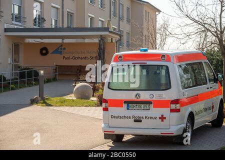 Giengen an Der Brenz, Germania. 02nd Apr, 2020. Un'ambulanza è parcheggiata di fronte alla Fondazione Paul Gerhardt della fondazione protestante casa. Molti residenti di questa vecchia gente e casa di cura sono stati malati con Covid-19. Credito: Stefan Puchner/dpa/Alamy Live News Foto Stock