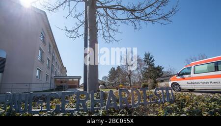 Giengen an Der Brenz, Germania. 02nd Apr, 2020. Un'ambulanza è parcheggiata di fronte alla Fondazione Paul Gerhardt della fondazione protestante casa. Molti residenti di questa vecchia gente e casa di cura sono stati malati con Covid-19. Credito: Stefan Puchner/dpa/Alamy Live News Foto Stock