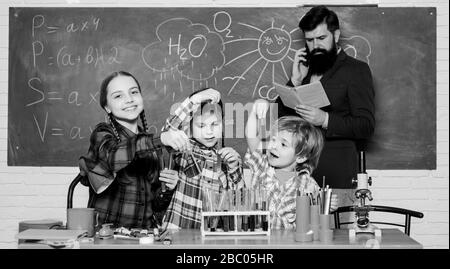 Promuovere interessi scientifici. Conoscenze pratiche. Scuola elementare club elenco e temi. Club scuola di educazione. Chimica club a tema. Argomento del nostro club. Interazione di gruppo e la comunicazione. Foto Stock