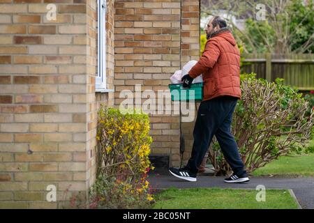 Tony Rosa offre pacchetti alimentari da Enfield Council ai più vulnerabili di Enfield, nel nord di Londra. Foto Stock