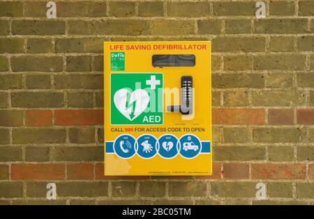 Defibrillatore salvavita situato sulla parete della Mission Hall, Green Tye, molto Hadham, Hertfordshire. REGNO UNITO Foto Stock