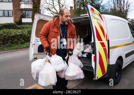 Tony Rosa offre pacchetti alimentari da Enfield Council ai più vulnerabili di Enfield, nel nord di Londra. Foto Stock