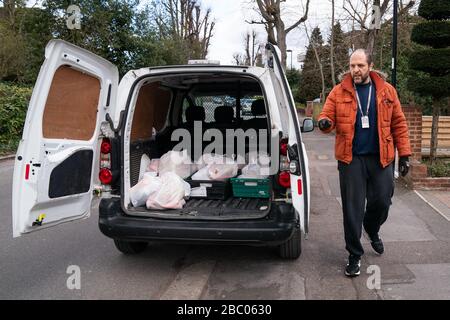 Tony Rosa offre pacchetti alimentari da Enfield Council ai più vulnerabili di Enfield, nel nord di Londra. Foto Stock