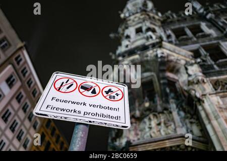 La prima notte di Capodanno a Monaco, dove c'è un divieto totale sui fuochi d'artificio nella zona pedonale e a Marienplatz. I treni S e U-Bahn passano attraverso la stazione di Marienplatz senza fermate dalle 23.30 alle 00.15. Ecco i segni di divieto. [traduzione automatica] Foto Stock