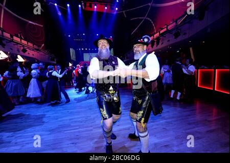 Il Deutsches Theater München e il Festring München e.V. organizzano il 'Oide Wiesn Bürgerball - Von der Lederhosen bis zur Bürgertracht': Nella foto un gruppo di danza popolare. [traduzione automatizzata] Foto Stock