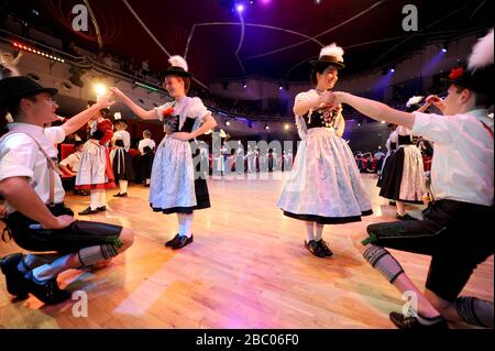 Il Deutsches Theater München e il Festring München e.V. organizzano il 'Oide Wiesn Bürgerball - Von der Lederhosen bis zur Bürgertracht': Nella foto un gruppo di danza popolare. [traduzione automatizzata] Foto Stock