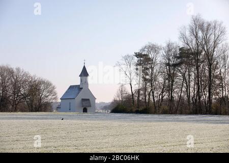 Vista sulla cappella di San Rupert di fronte ad un campo ghiacciato nel quartiere di Fürstenfeldbruck. [traduzione automatica] Foto Stock