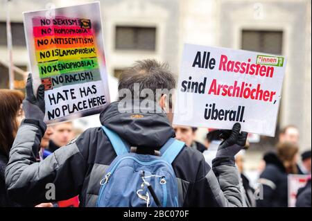 Una veglia del partito 'De Partei' nel centenario della fondazione del NSDAP a Monaco. La foto mostra il rally centrale su Odeonsplatz di fronte alla Feldherrnhalle. [traduzione automatica] Foto Stock