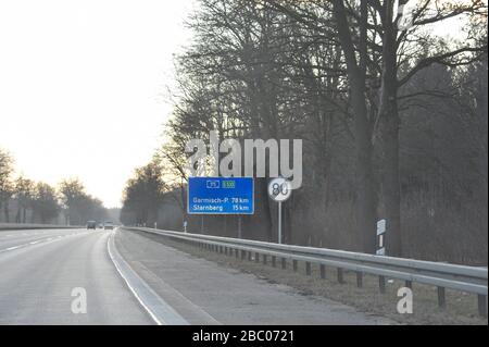 Sulla strada sulla A95 da Monaco verso Garmisch. Molti incidenti si verificano su questo percorso, molto popolare tra Rasern. Dopo pochi chilometri in direzione di Garmisch il limite di velocità termina a 80 km/h. [traduzione automatica] Foto Stock