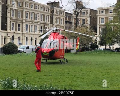 Londra, Regno Unito. 1st aprile 2020. L'elicottero G-LNDN dell'ambulanza aerea di Londra atterra nell'area verde di Albert Square. Foto Stock