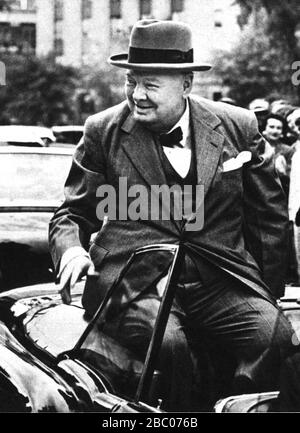 Winston Churchill ha guidato attraverso le strade di Ottawa dopo un incontro con il primo ministro canadese, il sig. St Laurent.1 luglio 1954. Foto Stock