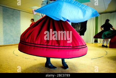 I membri del club di costumi più giovane della Baviera, D'Moasawinkler di Mammendorf, praticano la danza popolare e Schuhplatteln. [traduzione automatica] Foto Stock