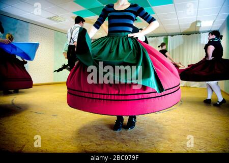 I membri del club di costumi più giovane della Baviera, D'Moasawinkler di Mammendorf, praticano la danza popolare e Schuhplatteln. [traduzione automatica] Foto Stock