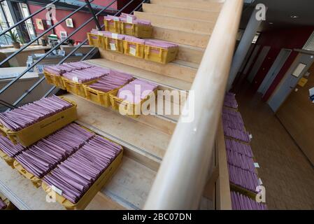 Giornata delle elezioni locali nella Würmtal. I documenti di voto postali sono pronti per il conteggio in Planegg. [traduzione automatica] Foto Stock