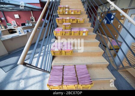 Giornata delle elezioni locali nella Würmtal. I documenti di voto postali sono pronti per il conteggio in Planegg. [traduzione automatica] Foto Stock