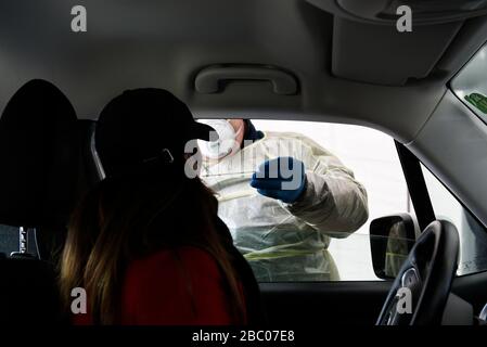 Il sindaco Dieter Reiter e l'Health Officer Stephanie Jacobs, insieme a Peter Aicher, Managing Director dell'Aicher Ambulanz, presentano il nuovo test drive-in per il virus corona nelle ex caserme bavaresi. Per conto del Dipartimento di Salute e ambiente, l'Aicher Ambulanz testerà qui esclusivamente le persone identificate dal Dipartimento di Sanità che hanno avuto un contatto diretto con un caso confermato di corona. [traduzione automatica] Foto Stock