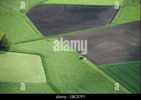 Foto aeree, agricoltura, trattore, prato, contadino [traduzione automatica] Foto Stock