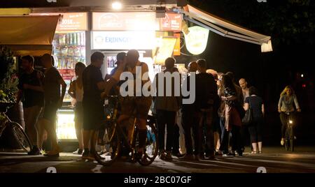 Monaco di notte: I gufi di notte si accodano davanti al chiosco al Ponte Reichenbach nel sobborgo di Isar. [traduzione automatica] Foto Stock