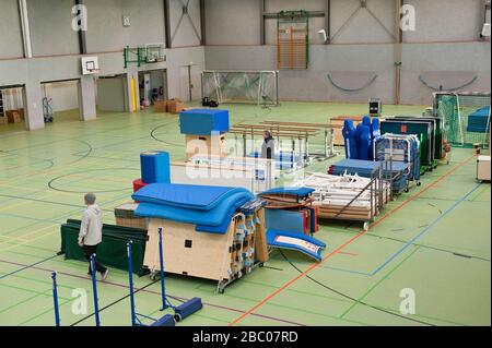 La palestra della Ebersberger Realschule di Dr-Wintrich-Straße viene sgombrata e trasformata in una clinica di emergenza. [traduzione automatica] Foto Stock