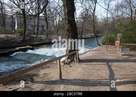 L'onda di Eisbach su Prinzregentenstrasse nel Giardino Inglese è chiusa a causa del rampante virus corona. [traduzione automatica] Foto Stock