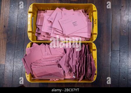 Conteggio del voto di scolo per l'ufficio del sindaco alle elezioni locali del 2020 a Pucheim: L'immagine mostra una casella con buste rosa vuote di lettere elettorali. [traduzione automatica] Foto Stock