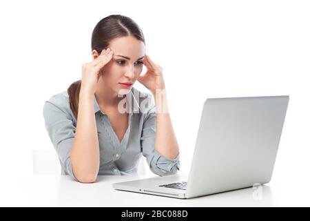 Donna frustrata che fissa lo schermo del laptop Foto Stock