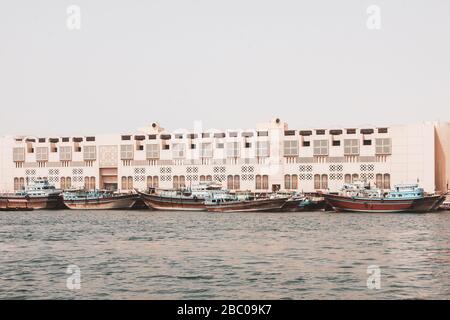 Flotta di tradizionali navi da carico in legno presso le banchine di Dubai Creek. Foto Stock