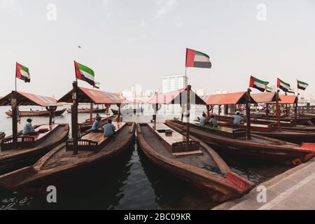 Barche di taxi tradizionali in legno a Dubai Creek Foto Stock