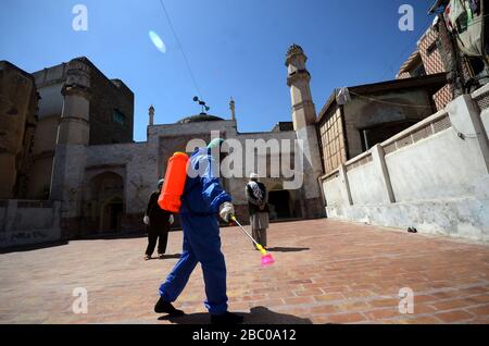 Peshawar, Pakistan. 02nd Apr, 2020. I membri del team delle corporazioni municipali spruzzano disinfettante per sanificare i dintorni della Moschea di Dilawar Khan e la strada dopo un focolaio del virus corona nella città di Peshawar, Pakistan. (Foto di Hussain Ali/Pacific Press) credito: Pacific Press Agency/Alamy Live News Foto Stock