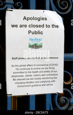 Avviso di chiusura al pubblico a causa di coronavirus / covid-19 restrizioni all'ingresso principale del municipio di Sheffield Foto Stock