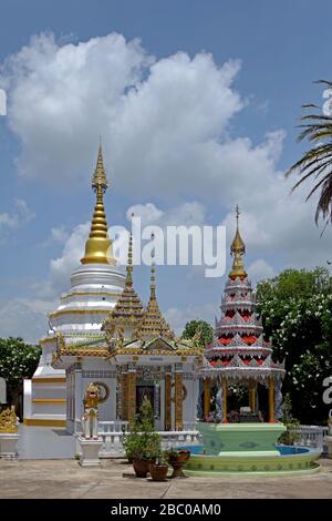 Wat Nantaram è un tempio di legno di teak e pagoda di Tai Yai (stile Shan) a Chiang Kham. Foto Stock