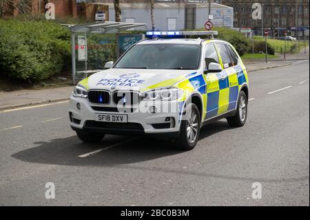 Glasgow, Regno Unito. 2nd Apr, 2020. Nella foto: Scene che mostrano 5 unità di polizia a risposta armata chiamate ad un indirizzo in un blocco di appartamenti nella zona di Firhill di Glasgow. Credito: Colin Fisher/Alamy Live News Foto Stock