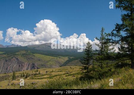 Vista delle montagne, del cielo e delle nuvole ad Altai, Siberia, sul passo Katu-Yaryk. Foto Stock