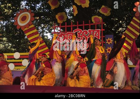 La gente da tutti a piedi si unisce al programma culturale di Pahela Falgun, conosciuto anche come il primo giorno della primavera del mese bengalese Falgun, è una celebrità di festa Foto Stock