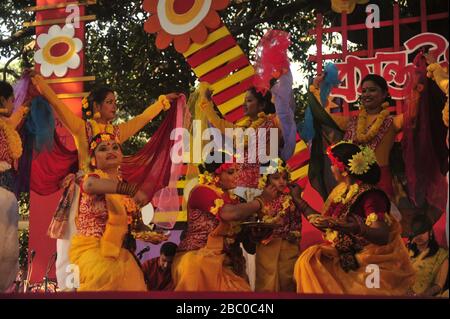 La gente da tutti a piedi si unisce al programma culturale di Pahela Falgun, conosciuto anche come il primo giorno della primavera del mese bengalese Falgun, è una celebrità di festa Foto Stock