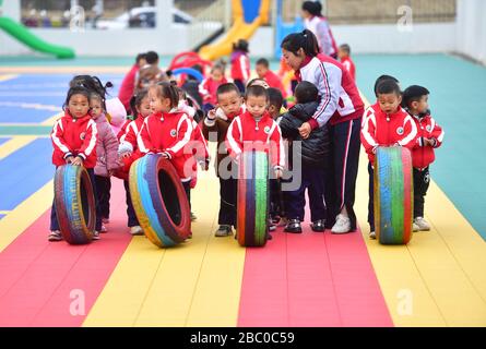 (200402) -- NANNING, 2 aprile 2020 (Xinhua) -- i bambini che si sono trasferiti nella città della contea si divertono in un asilo nido nella contea di Rongan, nella regione autonoma Guangxi Zhuang della Cina meridionale, 31 dicembre 2019. La Regione Autonoma Guangxi Zhuang, una regione chiave negli sforzi anti-povertà della Cina, ha comportato l'identificazione e la creazione di file per circa 710.000 persone trasferite da aree inospitali durante il 13th periodo di cinque anni del piano (2016-2020) come una battaglia fondamentale contro la povertà. Il programma di rilocazione è stato completato entro la fine dello scorso anno.spostare un gran numero di persone fuori dal monte ecologicamente vulnerabile Foto Stock