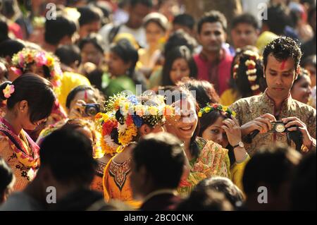 La gente da tutti a piedi si unisce al programma culturale di Pahela Falgun, conosciuto anche come il primo giorno della primavera del mese bengalese Falgun, è una celebrità di festa Foto Stock