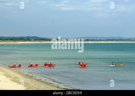 Kayak di mare godendo di una calda giornata estiva a Middle Beach a Studland Bay, appena fuori dal porto di Poole a Dorset, Regno Unito Foto Stock