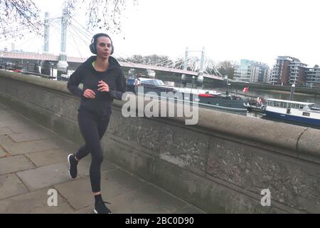 Londra, Regno Unito. 2nd Apr, 2020. Le tensioni tra corridori/joggers e pedoni si innalzano sulle strette strade di Londra, come molti joggers/runner che non indossano maschere e non osservano le distanze sociali. Credito: Brian Minkoff/Alamy Live News Foto Stock