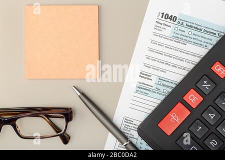 Modulo di dichiarazione fiscale individuale sulla tabella. Concetto di tempo fiscale. Vista dall'alto Mock up Foto Stock