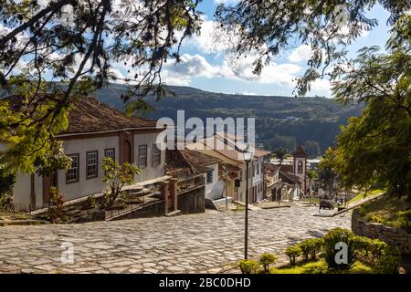 Vecchie case coloniali e strade acciottolate, nella storica città di Diamantina Foto Stock