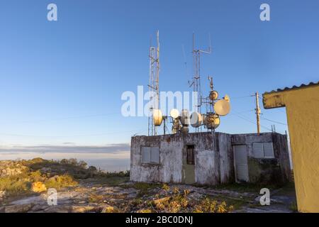 Piccola stazione radio e telefonica sulla cima del picco di Itambé Foto Stock