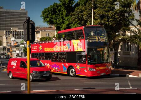 Sud Africa, Città del Capo, Via Bree, Red City Sightseeing hop on, hop off, tour bus all'incrocio stradale Foto Stock