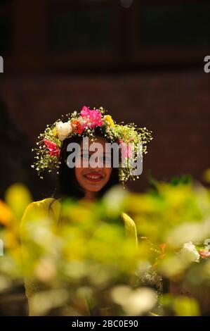 La gente da tutti a piedi si unisce al programma culturale di Pahela Falgun, conosciuto anche come il primo giorno della primavera del mese bengalese Falgun, è una celebrità di festa Foto Stock