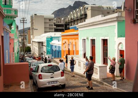 Sud Africa, Città del Capo, Longmarket St, turisti in tour guidato fuori verde dipinto Masjid Boorhaanol Islam Foto Stock