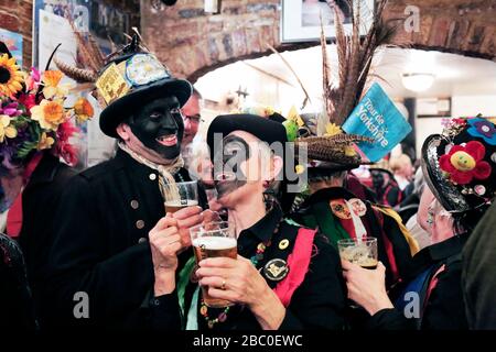 Menbers of the Flag Crackers of Craven nel bar Quakerhouse durante il Darlington Morris Dancing Festival, County Durham, UK. 14/4/2018. Fotografia: St Foto Stock