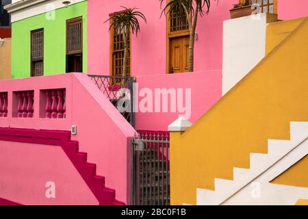 Sud Africa, Città del Capo, Schotsche Knoof, Bo Kaap, Wale St, passi fino a colorfully dipinte case restaurate Foto Stock