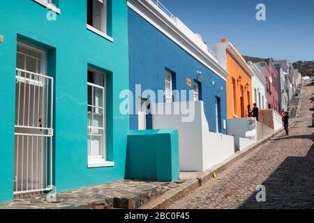 Sud Africa, Città del Capo, Schotsche Knof, Bo Kaap, Longmarket Street, Blue Painted Captains Quarters Bed and Breakfast su ripida strada acciottolata Foto Stock